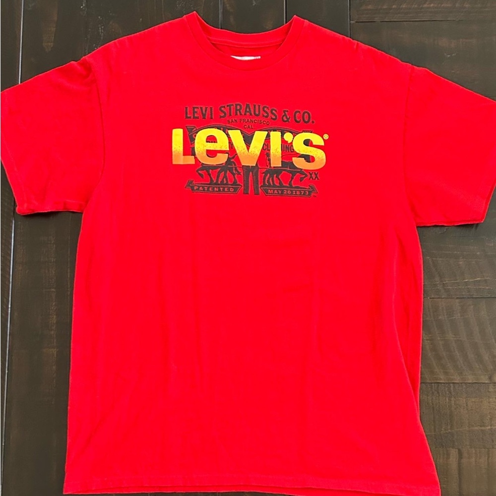 red Levi’s tee